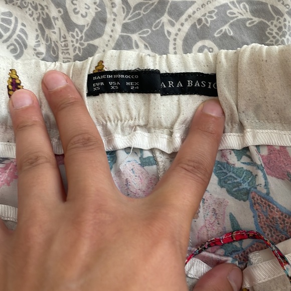 [Zara] printed shorts with pockets - Picture 3 of 4